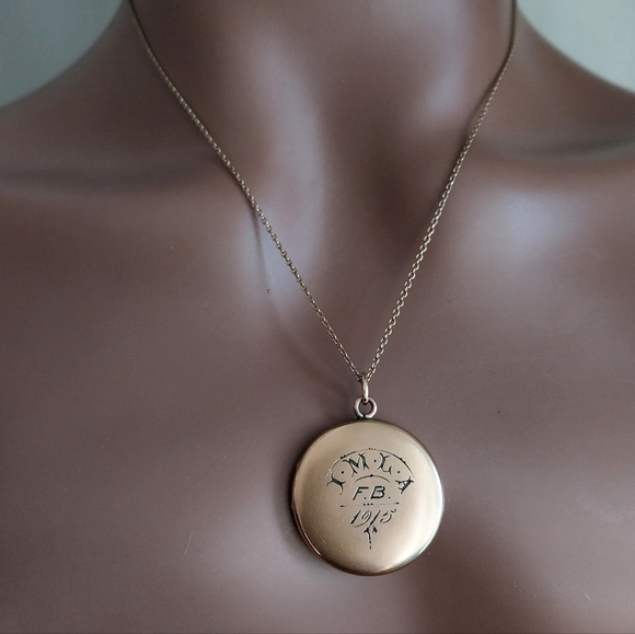 Jewelry - Antique Gold Planted Pendant Necklace